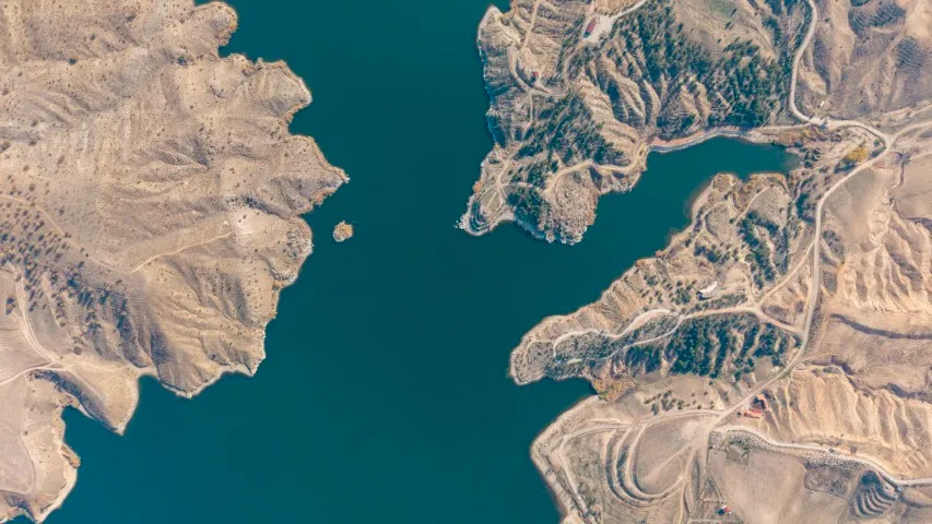 Bozkırın ortasında mest eden mavi