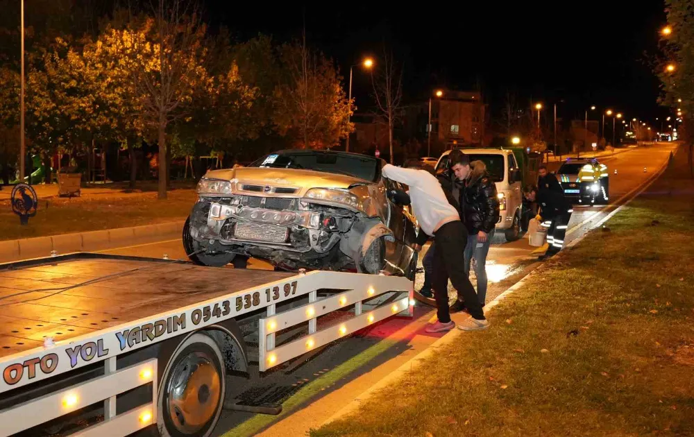 Kontrolden çıkan otomobil önce kaldırıma sonra orta refüjdeki Yavaş levhasına çarptı