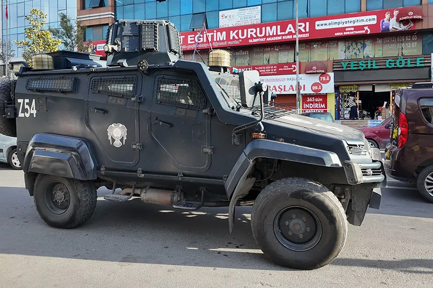 Esenyurt’ta otele el bombası atıldı