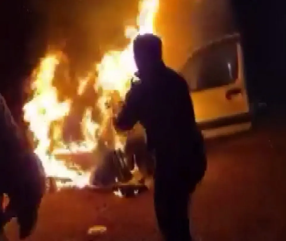 Gaziantep’te yanan araca cezaevi personeli müdahale etti, Bakan Tunç tebrik etti