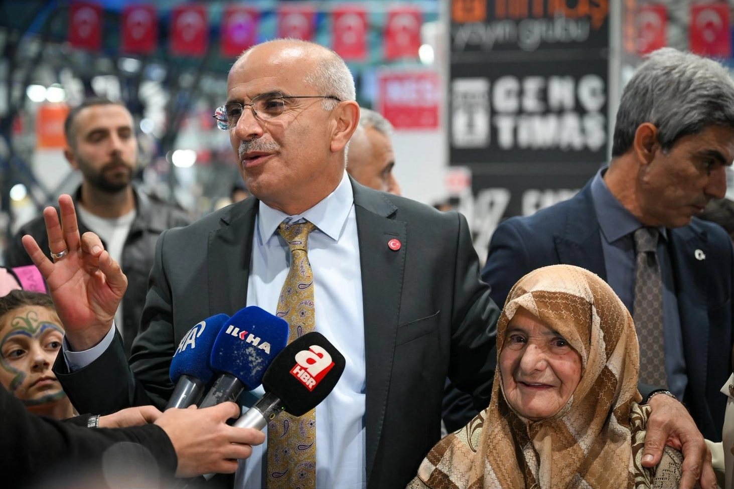 88 Yaşında Okuma Yazma Öğrenen Emine Teyze