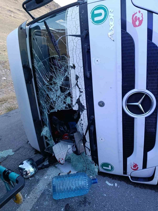 Adilcevaz-Erciş yolunda tır devrildi: 1 yaralı