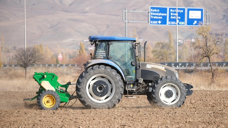 Erzincan Belediyesi Uygulama Tarlalarında Hububat Ekimi