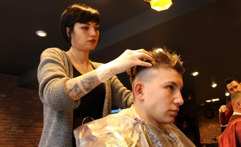 Kış aylarında saç dökülmesi artıyor: Uzmanlardan nem uyarısı