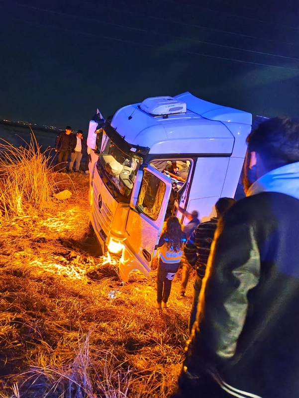 Tır tarlaya uçtu: 2 kişi yaralandı