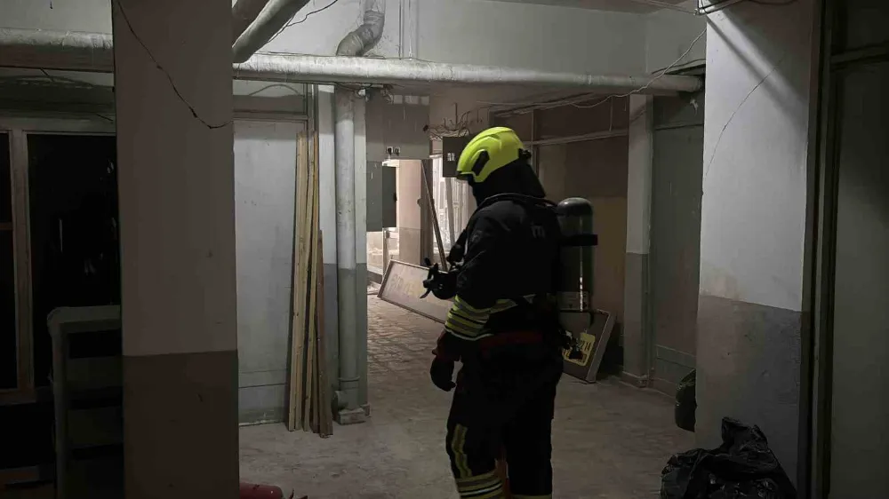 Üst katları otel olarak kullanılan iş merkezinde çıkan yangın ekipleri harekete geçirdi