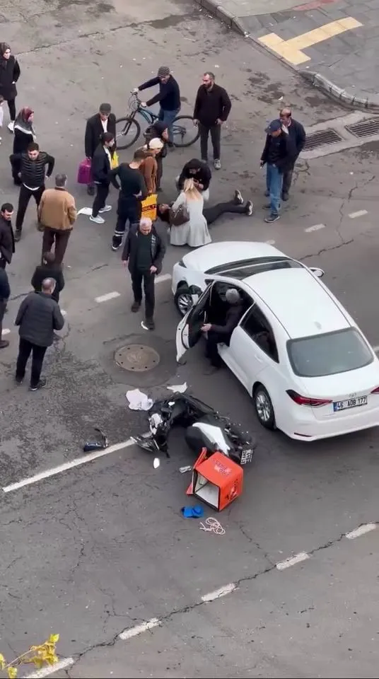 Diyarbakır’da otomobilin çarptığı motosikletli kurye yaralandı