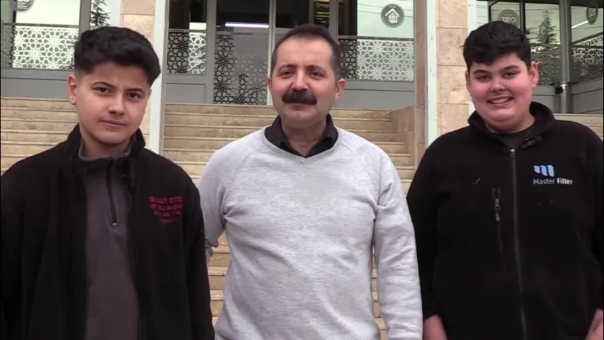 Çırak öğrencilerden örnek davranış: Aldıkları suyu kameraya gösterip parasını bıraktılar