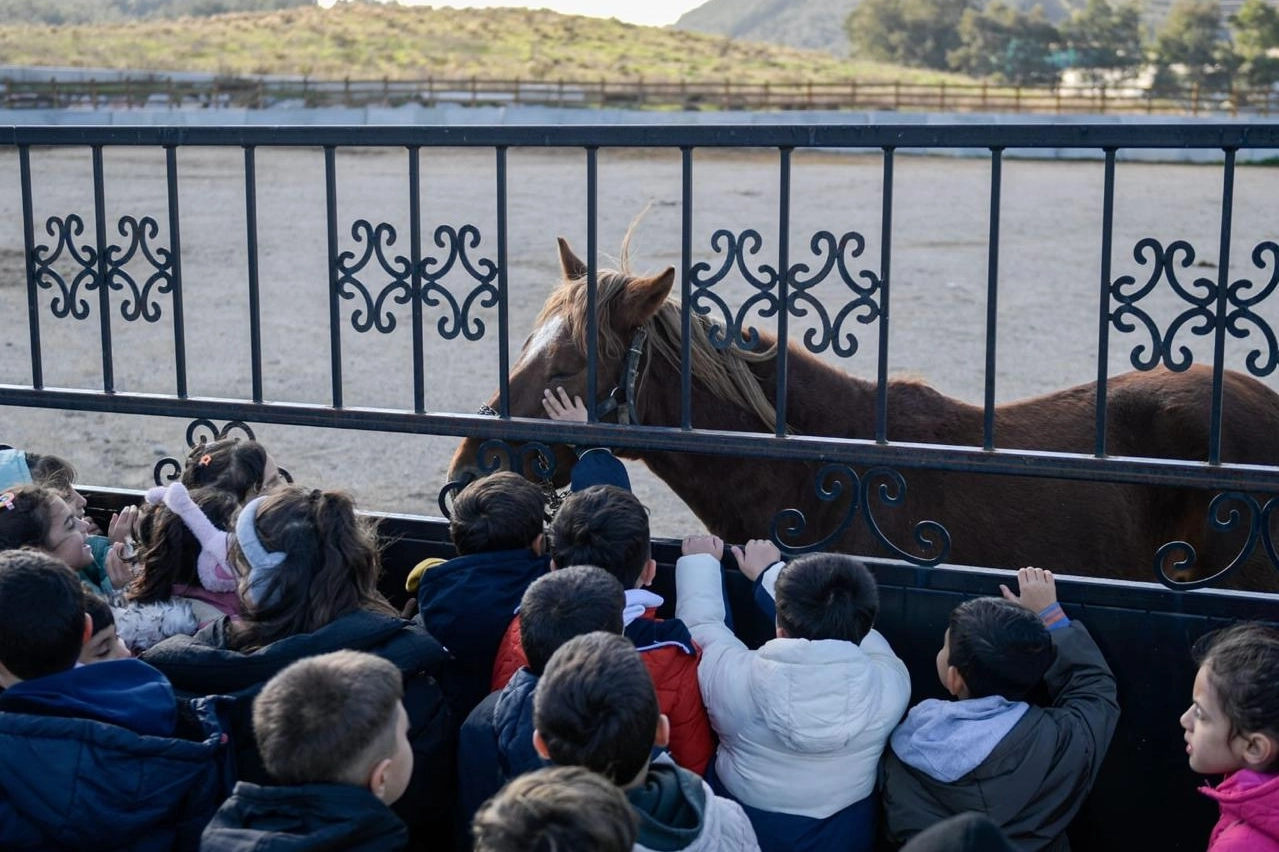 İzmirli Çocuklara Hayvan Sevgisi Aşılanıyor
