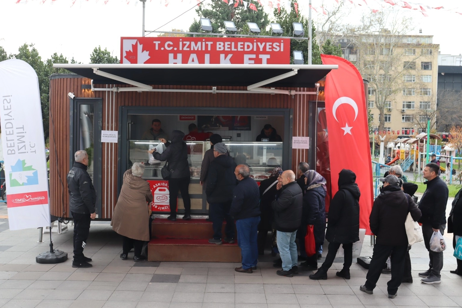 İzmit’te Halk Et Mobil Aracı Yoğun İlgiyle Karşılandı