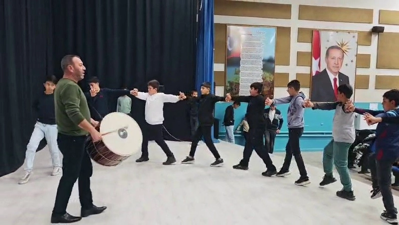 Aşkaleli öğrenciler halk oyunları yarışmasına iddialı hazırırlanıyor