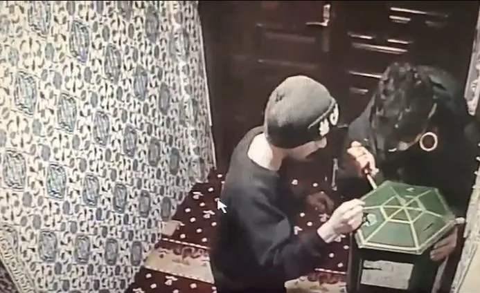 Camideki bağış kutusunu açamayan acemi hırsızlık şüphelileri kamerada