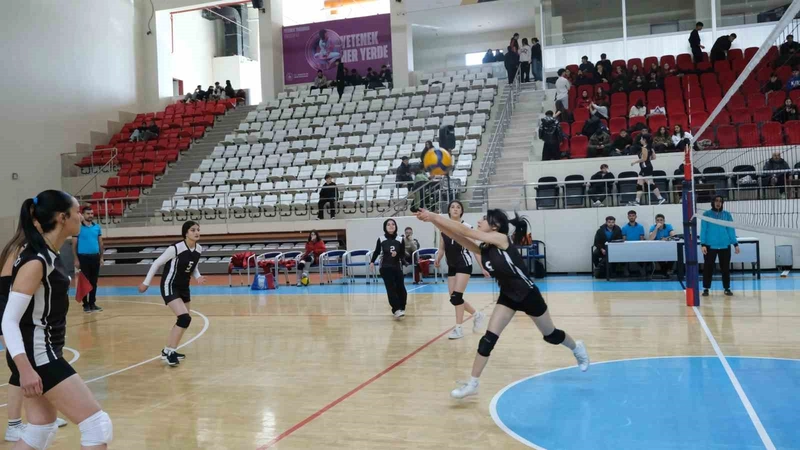Voleybol İl Birinciliği Finalinde Gençler Sahada
