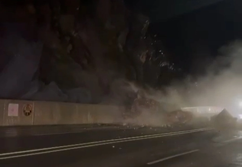 Hakkari-Van yolunda heyelan: Dev kayalar yolu kapattı