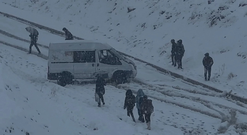 Yüksekova Yoğun Kar Yağışıyla Beyaza Büründü