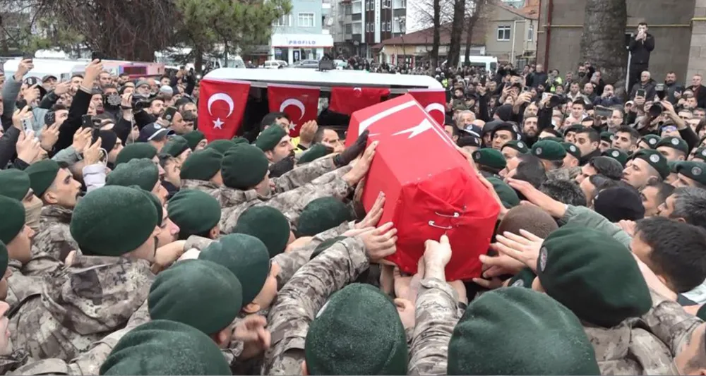 Samsunlu şehit polis, görev arkadaşlarının omzunda dualarla uğurlandı