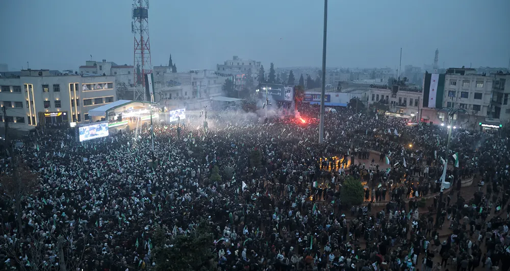 Suriyeliler Esad rejiminin devrilmesinin 1’inci yıl dönümünü Emevi Meydanı’nda kutladı