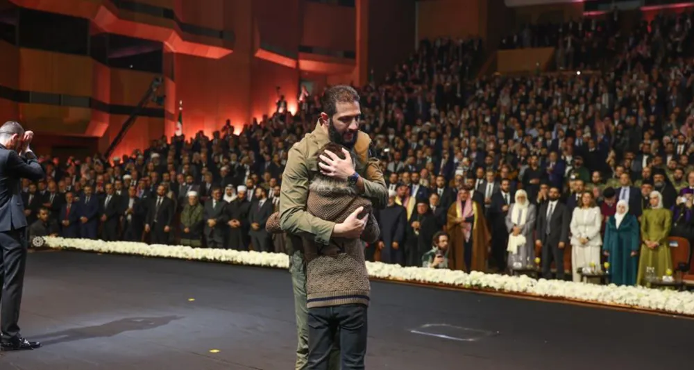 Halep saldırısının sembolü Ümran bebek, Esad’ın kaçtığı Sarayda konuştu