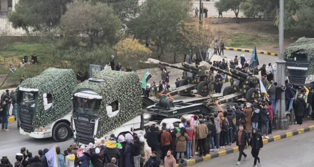 Suriye’de Esad’ın devrilmesinin yıl dönümünde yeni ordudan askeri geçit töreni
