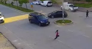  Yola fırlayan çocuğa ticari araç çarptı: Feci kaza kamerada