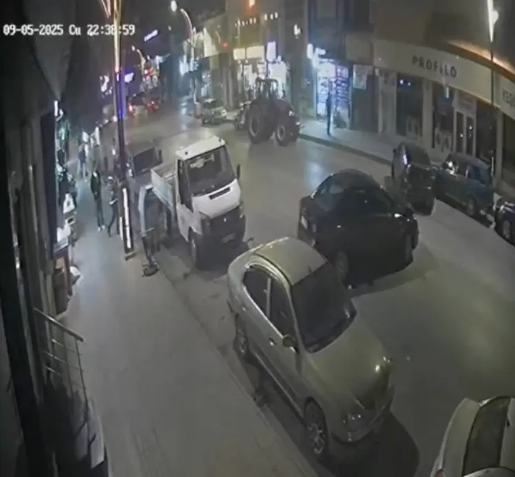 Alkollü traktör sürücüsü 3 araca çarparak durabildi: O anlar kamerada